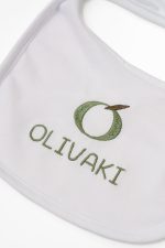 Κέντημα Olivaki σε βρεφική βαμβακερή σαλιάρα